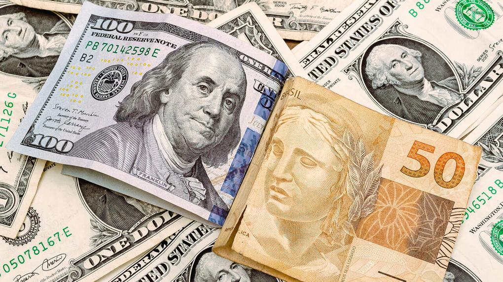 Dólar fecha semana em alta e mercado acompanha dados de inflação e emprego